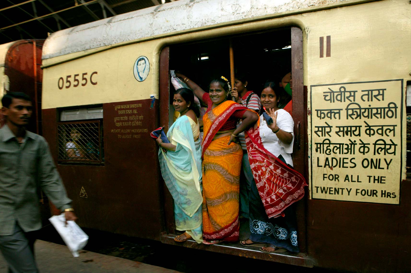 mumbai_trains65.jpg